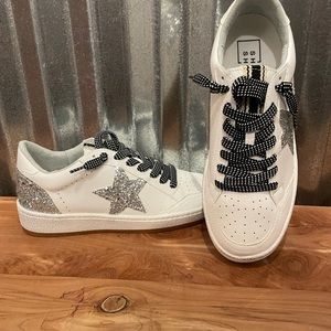 Shushop sneakers with an extra pair of nude shoelaces